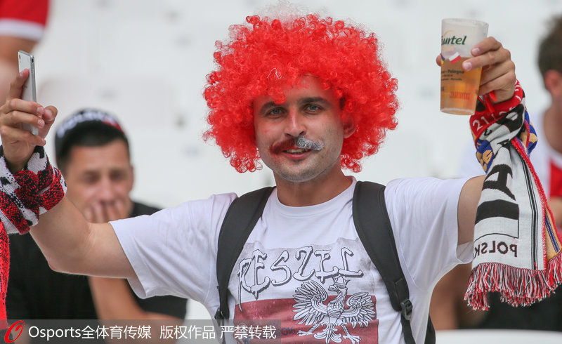 波蘭球迷啤酒助興