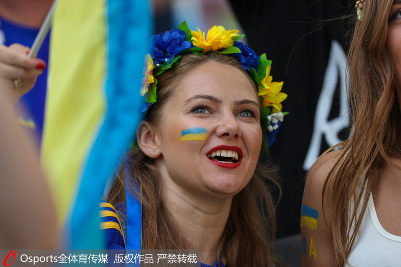 烏克蘭美女場邊助威