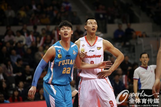 資料圖：王哲林（左）在2014-15賽季中與廣東的易建聯對位。 (陳瑞光/Osports全體育傳媒 版權作品 嚴禁轉載)