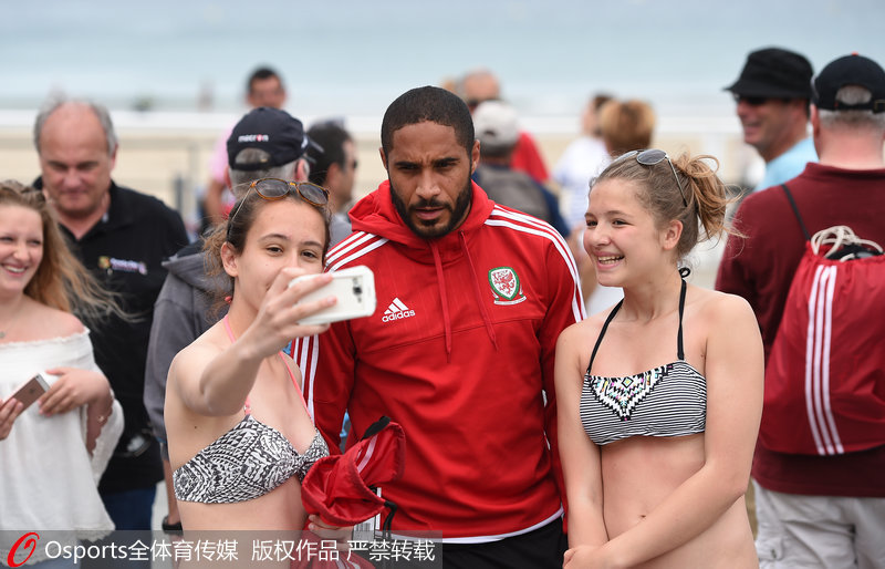 ��ʲ��-����ķ˹��Ashley Williams���ں�̲���ܵ���Ů����׷����