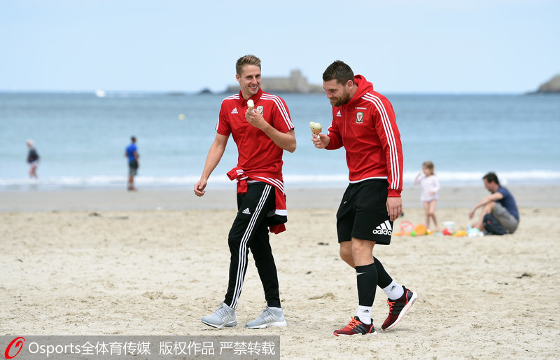 ����-���»��ȣ�David Edwards)���󣩺�ɽķ-�ֿ�˹��Sam Vokes���ں��߳Ա���ܷ��ɡ�