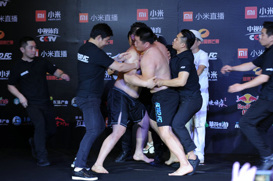 ROAD FC��ɳվ���� �й�ѡ���⺫����������ͻ