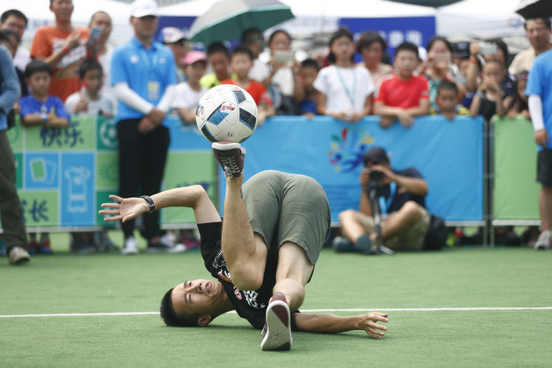 紅牛簽約花式足球選手陳亞光為現場球迷展示花式足球的魅力