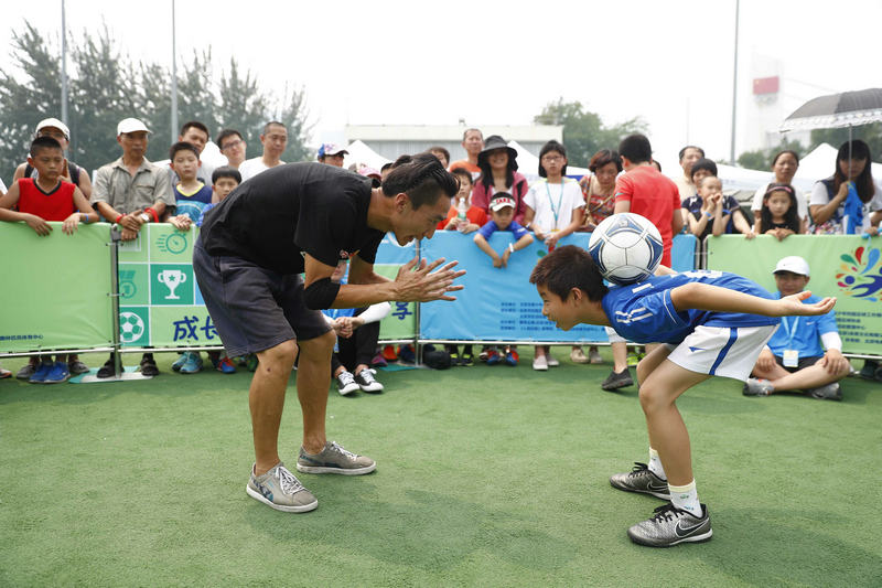 北京站晉級選手劉沅鑫與現場小球迷互動