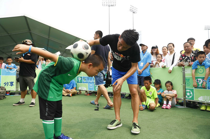 姚晨敏現場教小球迷花式足球入門動作