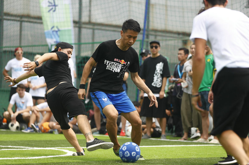 姚晨敏與外國選手現場三對三踢球互動