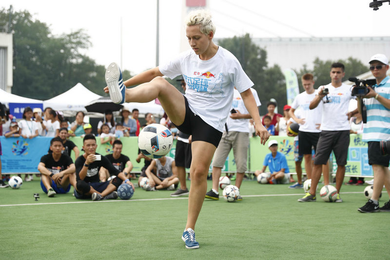 匈牙利女選手Kitti展示球技的精彩瞬間。