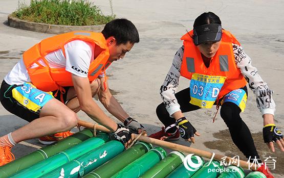 運動員在扎筏泅渡比賽中
