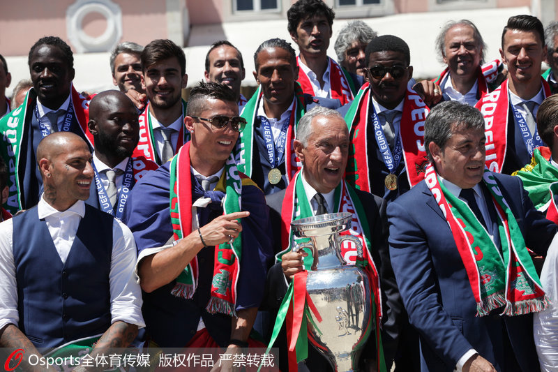 高清:欧洲杯冠军葡萄牙队凯旋 获总统接见全城
