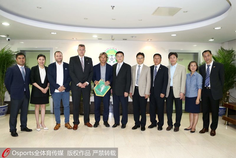 內德維德及陪同人員合影