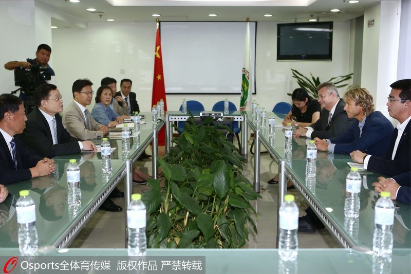 內德維德與足協開會洽談