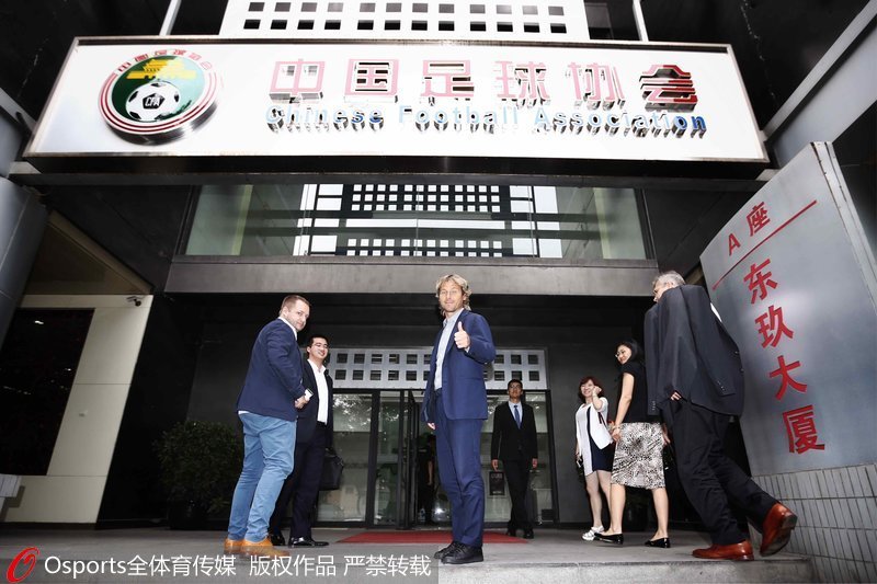 內德維德抵達中國足球協會大樓