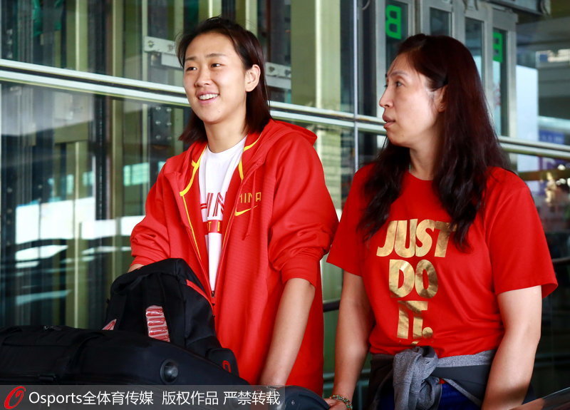 北京时间7月13日，女篮飞抵北京，高颂和助教郑薇正在交流。