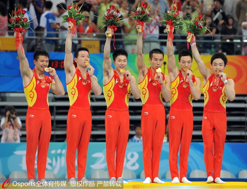 2008年北京奧運男子體操團體決賽，中國男團本土奪冠。（左起：陳一冰、黃旭、李小鵬、肖欽、楊威和鄒凱）