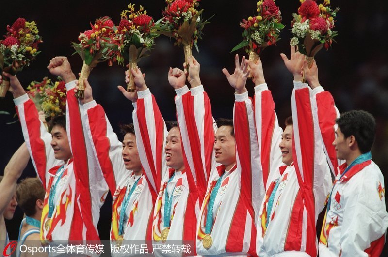 2000悉尼奧運會，中國體操隊站在最高領獎台上（左起：邢傲偉、肖俊峰、黃旭、楊威、李小鵬、鄭李輝）
