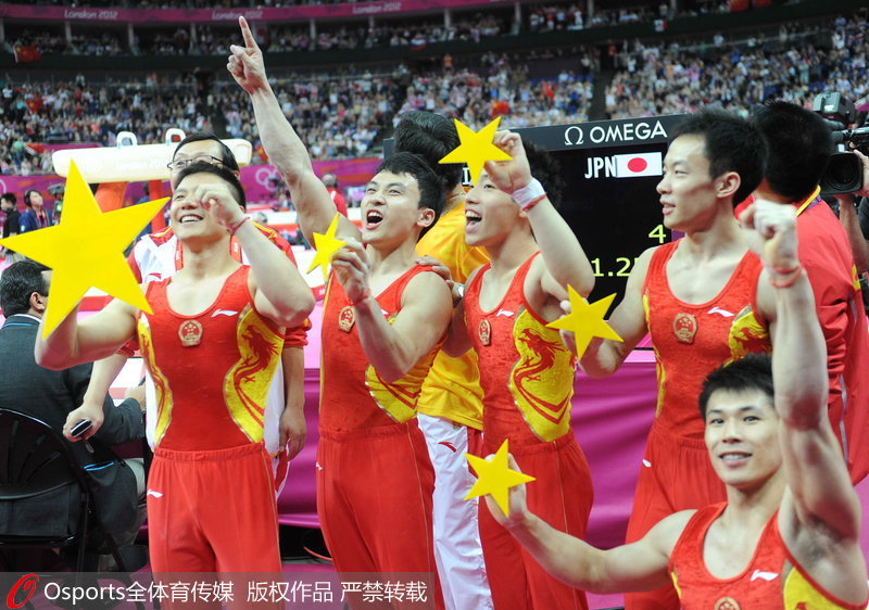 2012年倫敦奧運會中國體操男團奪冠后舉起五角星