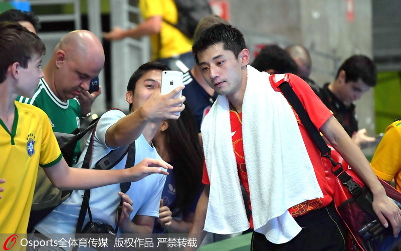 賽后，張繼科與熱情的球迷合影。