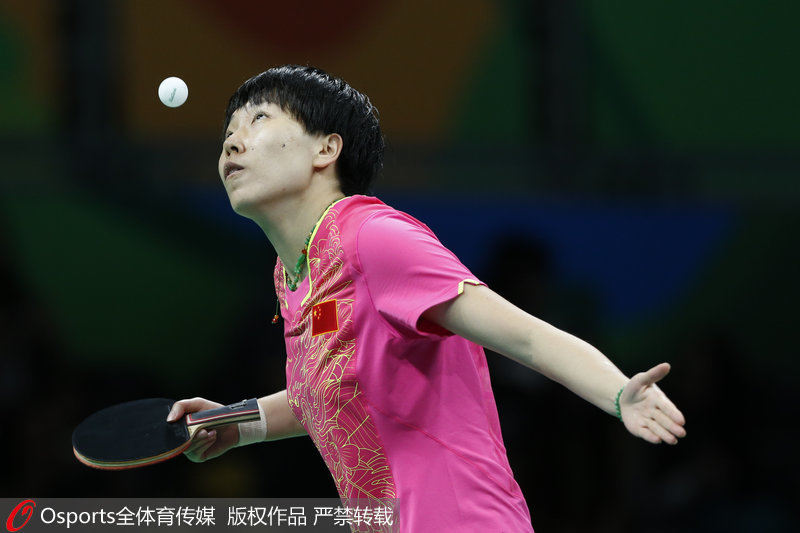 巴西當地時間8月13日上午，2016年裡約奧運會乒乓球團體賽開戰。在女子團體的首輪交鋒中，中國女隊3-0戰勝朝鮮女隊率先晉級四強。李曉霞3-0拿下李美京，劉詩雯3-0擊敗金宋依，丁寧/劉詩雯3-0戰勝金宋依/李明順。在半決賽中，中國女隊的對手將是新加坡和韓國之間的勝者。