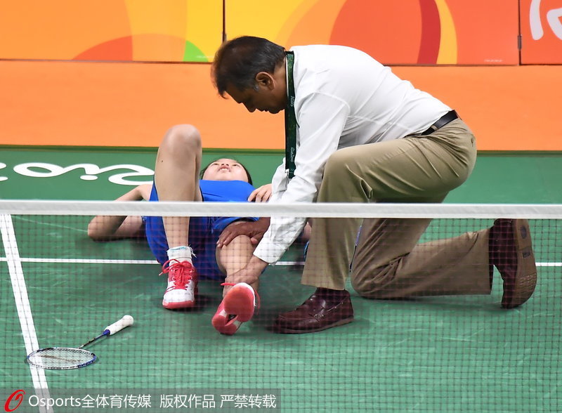 李雪芮在場內接受治療