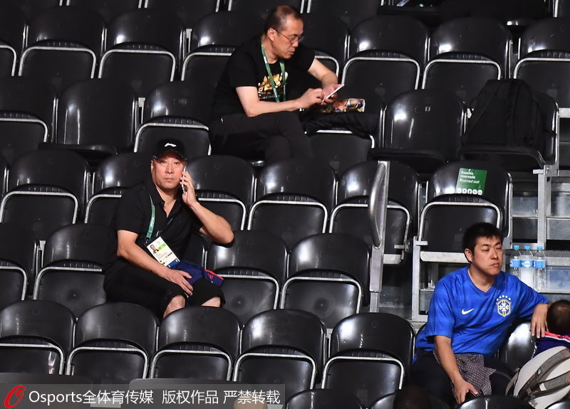 李永波（左）面色凝重