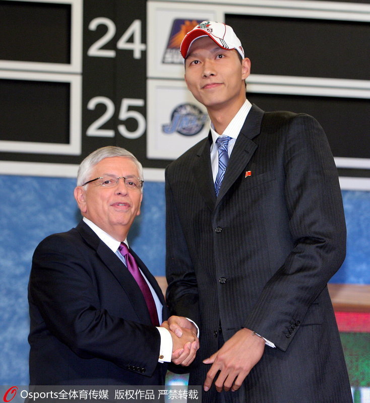 2007年NBA選秀大會，雄鹿隊第一輪第六位選擇了易建聯，前NBA總裁大衛·斯特恩向易建聯表示祝賀。