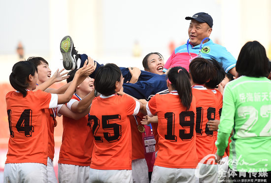 2015年11月24日，殷鐵生率領山東女足奪得超霸杯冠軍。