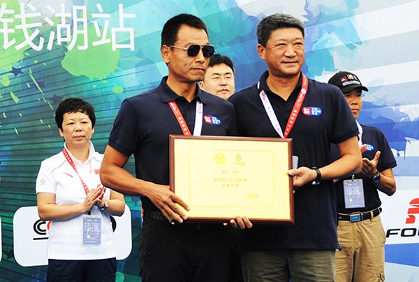 ���������ܾ����г������˶���������������ΰ���ң�Ϊ����Ӱ����Ա��ͦ���ڡ��й������������������ʹ�����ҡ�