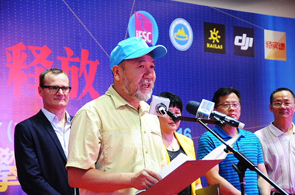 ���������ֵܾ�ɽ�˶��������ĸ��������·��ڿ�Ļʽ�Ͻ��������������� ��ϼ����