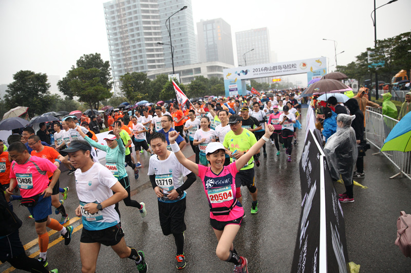 高清:2016舟山群岛马拉松 中国选手夺半马女子组冠军--体育--人民网
