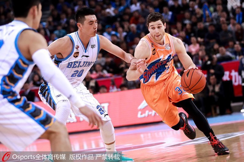 北京首鋼隊翟曉川防守上海大鯊魚隊外援弗雷戴特。