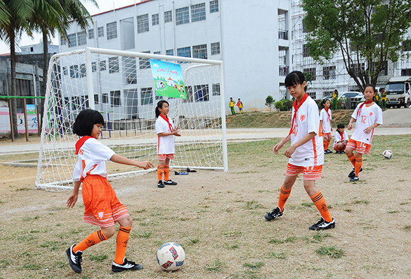 和舍中心學校女子足球隊的小隊員們在練球。