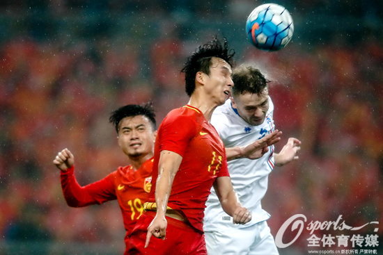 雙方球員爭搶頭球