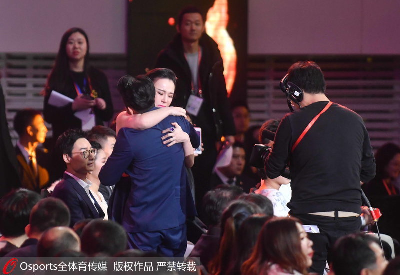 鄒市明獲獎后與妻子相擁