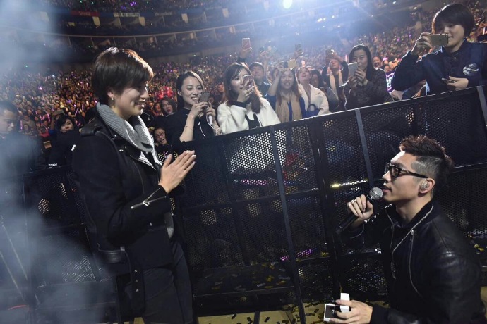 ��꿺�Ҧ�塣ƹ��������ھ���꿵�������Ĳã��������μ�����γ���ݳ��ᣬ�����ֳ���ǰ��ƹŮ�Ӷ�ԱҦ����飬�������������ܰ����ͼƬ��Դ����꿵ĸ���΢����