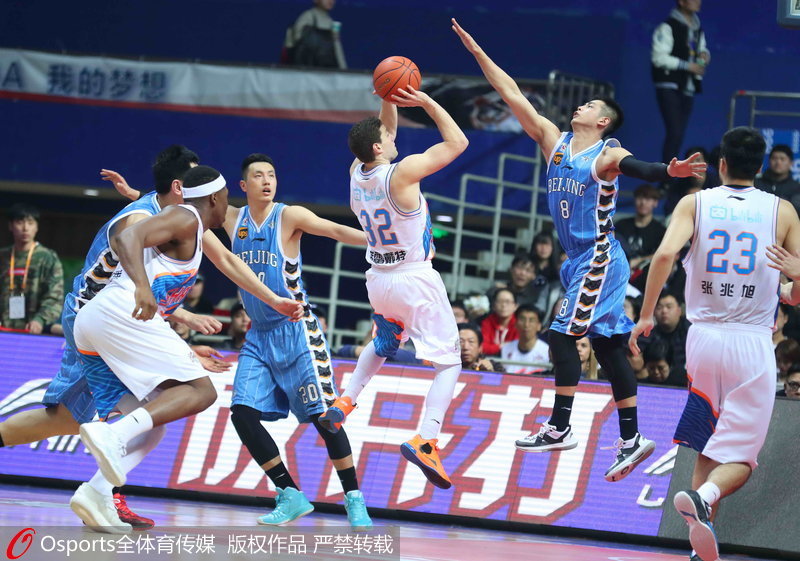 弗雷戴特面對防守急停跳投。