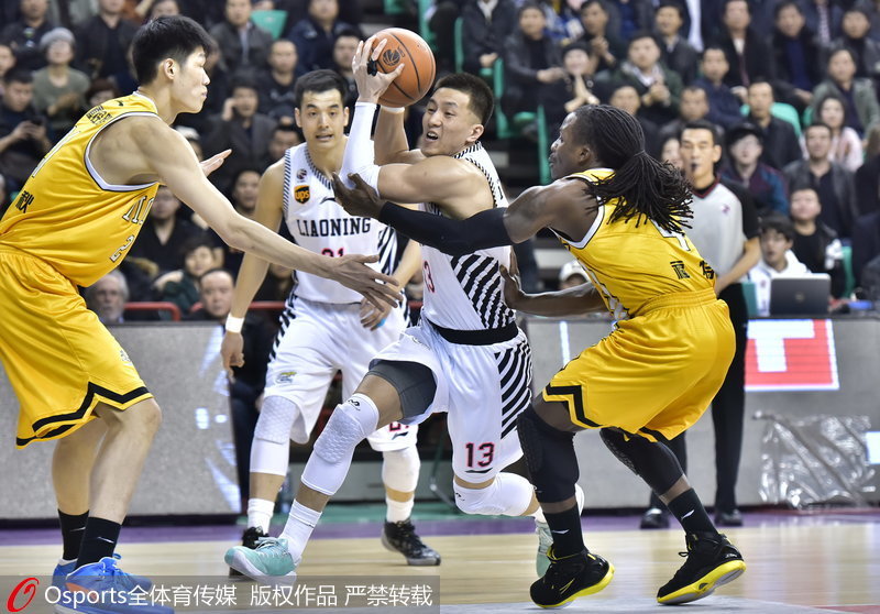 郭艾倫（中）突破包夾