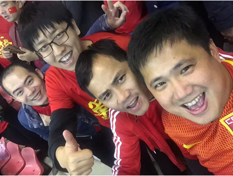 球迷們在長沙賀龍體育中心擺pose慶祝中國隊取得這場比賽的勝利