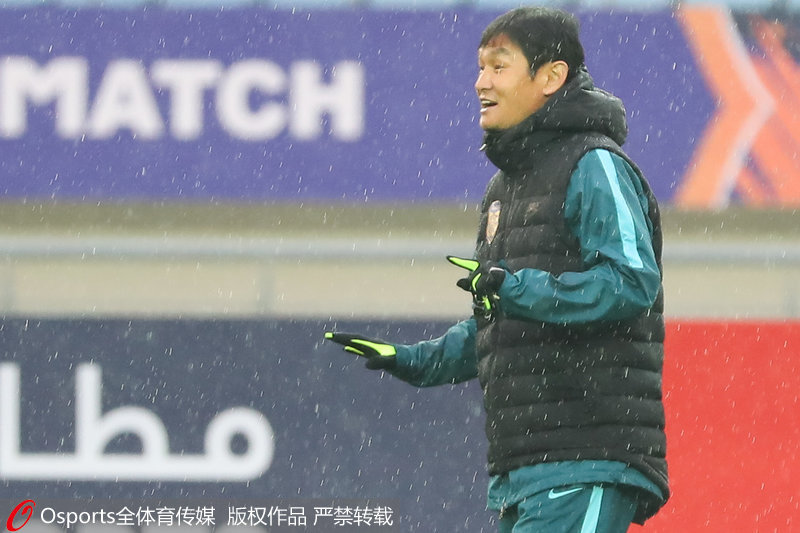 主帥崔龍洙在雨中指導訓練