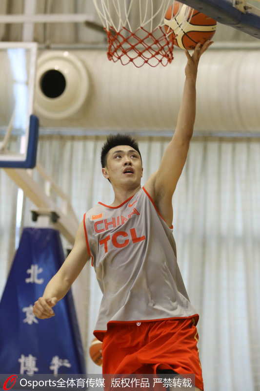 中國男籃藍隊隊員鞠明欣上籃