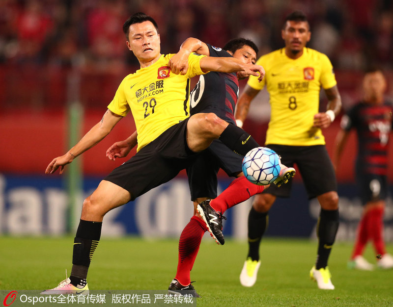 廣州恆大隊郜林與對手拼搶