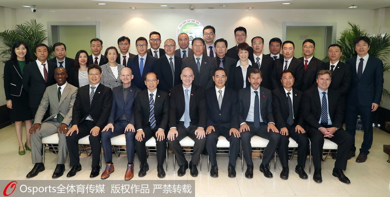 因凡蒂諾與中國足協工作人員合影