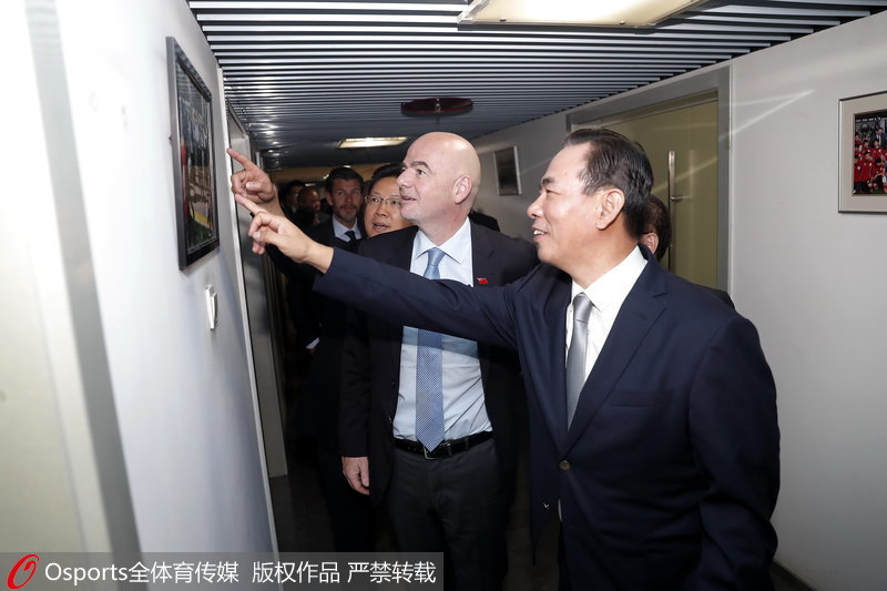 蔡振華陪同因凡蒂諾參觀