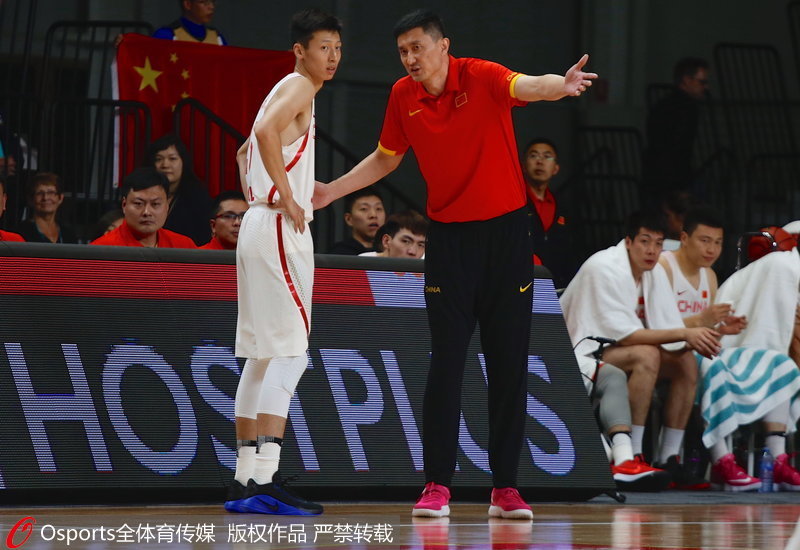 杜锋派出的首发阵容是吴前,李根,任