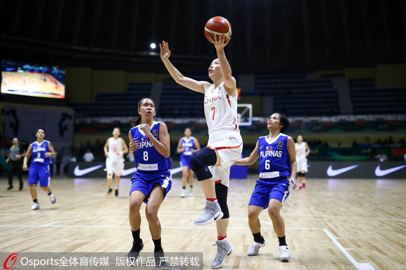 中國女籃邵婷帶球上籃