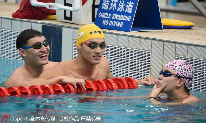 徐嘉余和傅園慧說笑