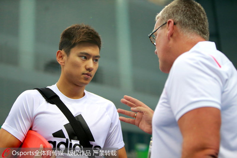 组图:全运会宁泽涛热身训练 迷妹场边举横幅助