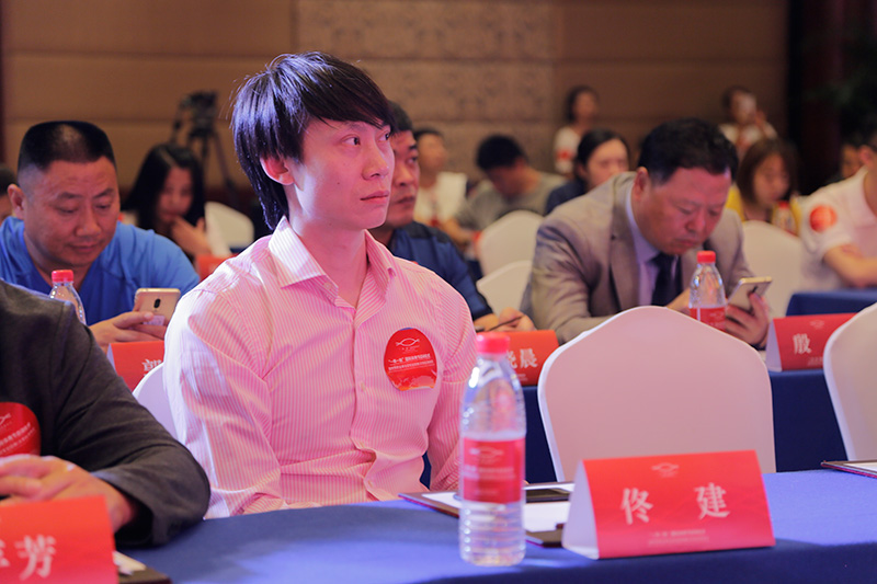 花樣滑冰世界冠軍佟健