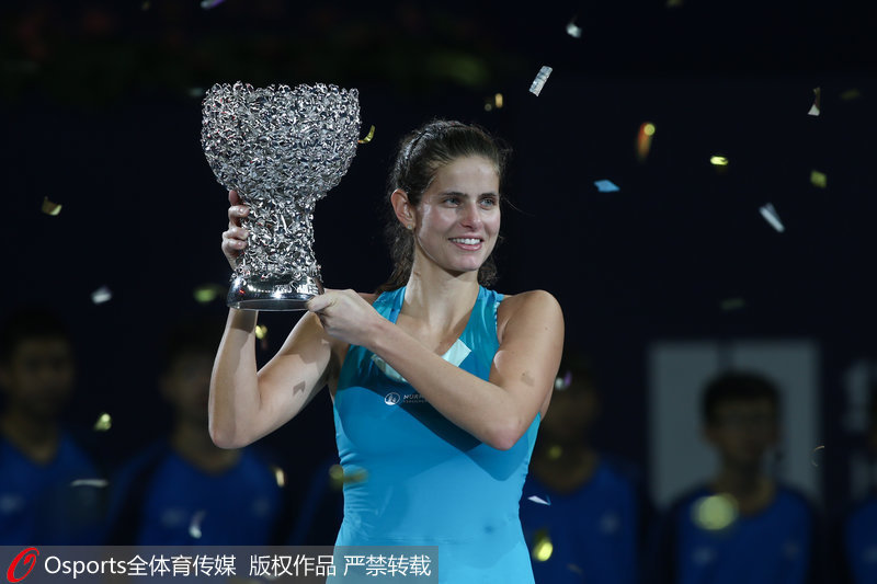 格爾格斯手捧獎杯