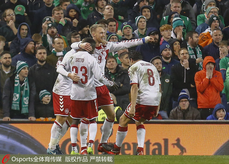 丹麥隊員慶祝進球