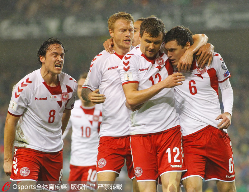 丹麥隊員慶祝進球